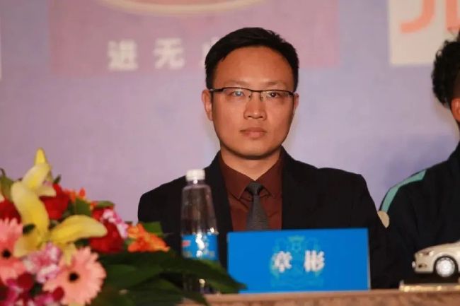 挠黑丝美女脚心vk