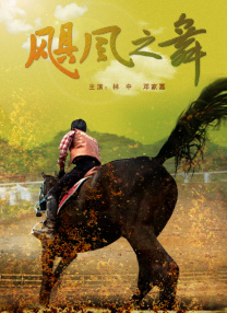 瀑布下的中年妇女