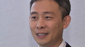 一个男生把另一个男生×哭